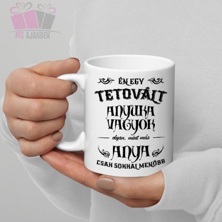 Tetovált anyuka vagyok olyan mint más anya tattoo vicces poenos feliratos bögre