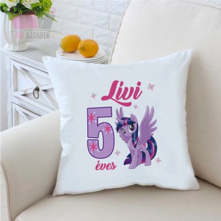 Lila unikornsos díszpárna névvel, számmal