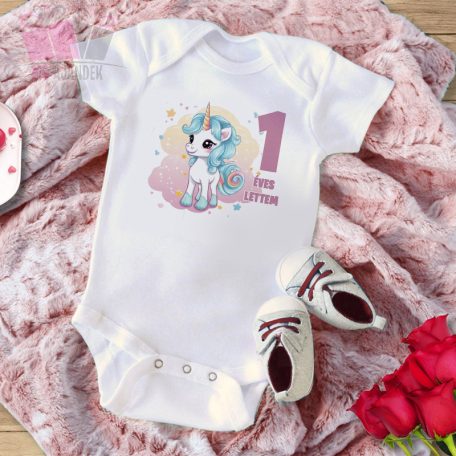 egyedi-neves-feliratos-egyszarvú-mintás-szülinapi-body-gyermek-póló-mese rajzfilm állatos animal birthday tshirt unicorn flower virag szivarvany